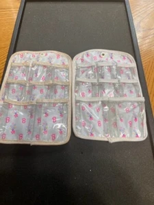 LOTE DE DOS BOLSAS COLGANTES PARA ZAPATOS DE VIAJE BARBIE CADA UNA CON CAPACIDAD PARA 6 PARES MÁS 2 BOLSILLOS ADICIONALES - Imagen 1 de 4
