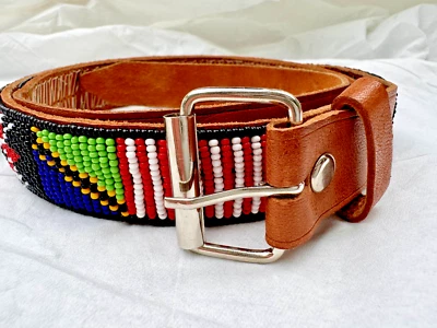 Cinturón Tribal Colorido Bandera Británica Cuero Tostado Hecho a Mano Semilla Cuentas Detallado Foto 1 de 4