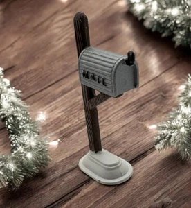 Estatuilla de buzón de metal vintage Lemax Christmas Village poste de pie en la nieve - Imagen 1 de 9