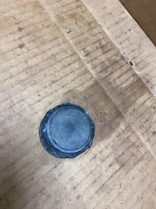 Una tapa de combustible usada de una recortadora de cuerdas de eje curvo Stihl FS56 - Imagen 1 de 3