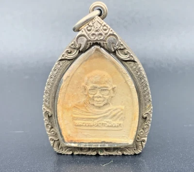 Talismán de protección con carcasa de plata esterlina colgante amuleto Phra Thai en polvo sagrado Foto 1 de 4