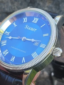Herrenuhr Stauer Urban Blue 43mm Datum Zifferblatt Silber mit Lederband läuft - Bild 1 von 8