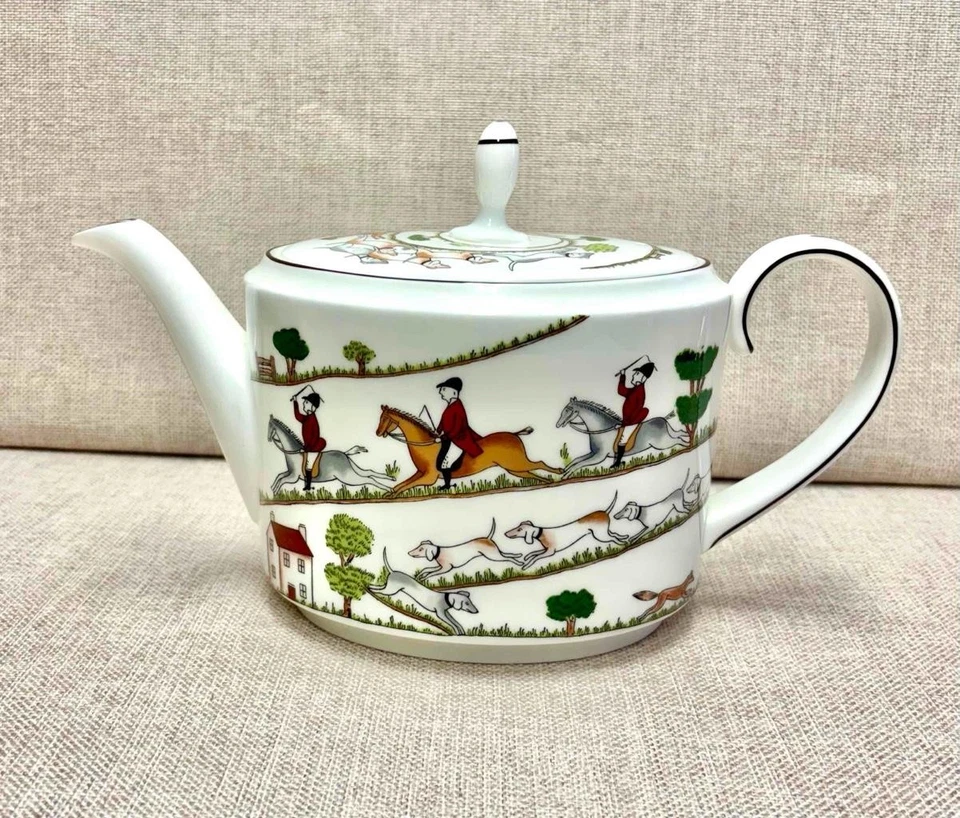 WEDGWOOD HUNTING SCENE LARGE TEAPOT VINTAGE WEDGEWOOD BONE CHINA RARE - Image 1 of 1