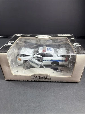Caja de cambios Ford Crown Victoria Diecast escala 1:43 Irvine California Police Foto 1 de 4