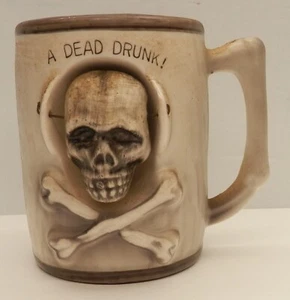 De colección "¡Un borracho muerto!" Taza de cerveza/café Skull & Crossbones con calavera asintiendo - Imagen 1 de 7
