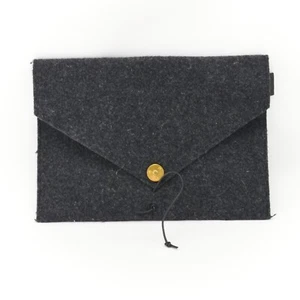 Funda para portátil Småland sueca hecha a mano en MacBook Pro 15" (USB-C) gris - Imagen 1 de 5