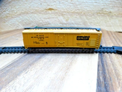 Aurora N Scale 50' Armour A.R.L.X. 1754 Plug Door Reefer - Image 1 of 4