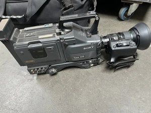 Sony DXC537AP Kamera & Fujinon Objektiv, angedockt an einen DSR-1P Dvcam Recorder.ungetestet - Bild 1 von 13
