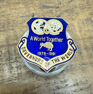 Club de Leones 1981 Pin Pinback Solapa Pin Mini Insignia Un Mundo Juntos Gobernadores - Imagen 1 de 2