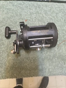 Carrete de pesca Shimano Triton 200GT titanio grafito viento nivel diestro - Imagen 1 de 5