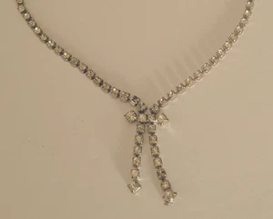 Collana vintage tono argento con strass - Foto 1 di 8