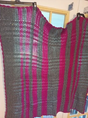 Manta de ganchillo hecha a mano colorida gris y púrpura a rayas manta afgana Foto 1 de 4