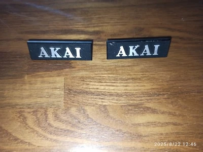 COPPIA LOGO STEMMA CASSE AKAI ETICHETTE TELE DIFFUSORI STEREO HIFI IN METALLO  - Immagine 1 di 3