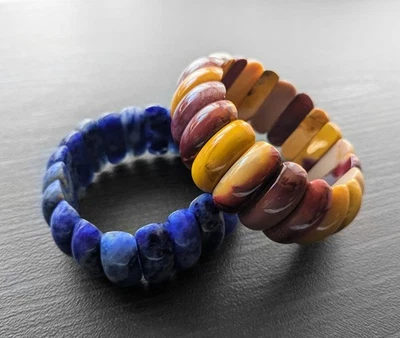 Statement 手镯 2 件套 Sodalite & Mookaite 石 1 英寸宽弹力波西米亚 — 第 1/4 张图片