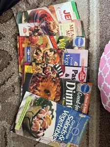 Set of seven cookbooks Pillsberry Betty Crocker vegetable meatless Meals pasta - Foto 1 di 8