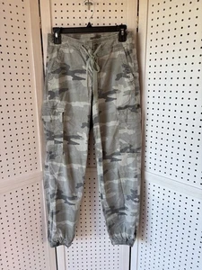 Pantalones de chándal para mujer American Eagle 6 camuflados caqui verdes - Imagen 1 de 6