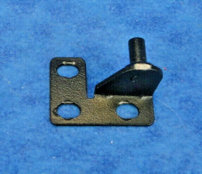 Repuesto de bisagra de puerta inferior DYNA GLO Smoker DGU732BDE / DGU732SDE-D  Foto 1 de 4