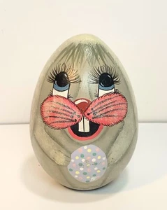 Huevo de madera pintado a mano/conejito artista de Pascua firmado “Kecia” 1992 arte popular 4” - Imagen 1 de 5