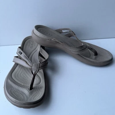 Crocs Capri Zapatos Mujer Talla 8W Beige Tirantes Doble Comodidad Tanga Sandalias Foto 1 de 4
