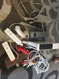 Nintendo Wii Konsole Bundle Lot - 2 Wiimote + 2 Nunchuck + Kabel + GameRVL-001 LESEN - Bild 1 von 1