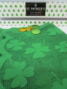Nwt St. Partick's Table Runner in Green 13 in.x 72" Shamrocks in Runner - Imagen 1 de 5