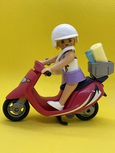 -Playmobil- Muchacha Con Motocicleta De Paseo Con Su Toalla Y Crema Para El Sol - Imagen 1 de 7