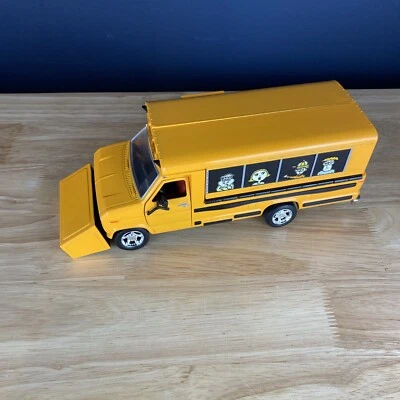 2004 Funline Muscle Machines Skool Bus 1:24 Diecast - Image 1 of 4