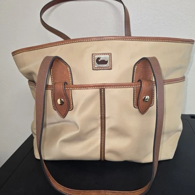 Bolso de Mano Ligero Dooney & Bourke Wayfarer Nylon con Correa de Cuero Tostado y Marrón Foto 1 de 4