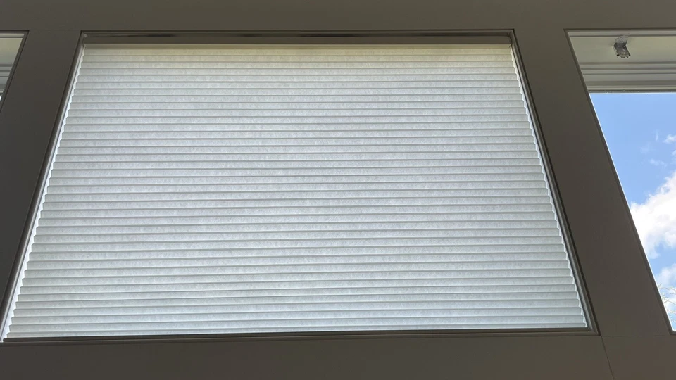 Lutron Serena蜂窝阴影 — 第 1/1 张图片