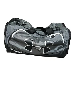 Bolsa de viagem Under Armor cinza e preta em excelente estado usado - Imagem 1 de 4