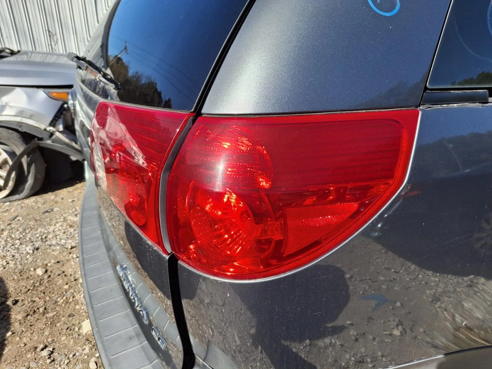Used Right Tail Light Assembly fits: 2007 Toyota Sienna quarter panel mounted Ri - Image 1 of 4