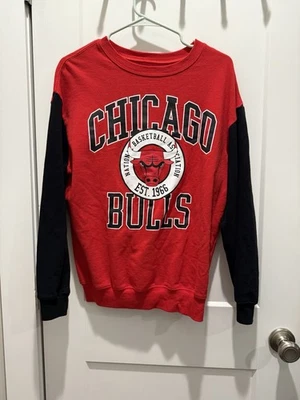90 年代 Vibe NBA 芝加哥公牛队红色和黑色 M 码套衫运动衫篮球 — 第 1/4 张图片