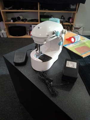 Sewing Genie Professional Style Sewing Machine Portable Compact Travel Bag - Image 1 of 4