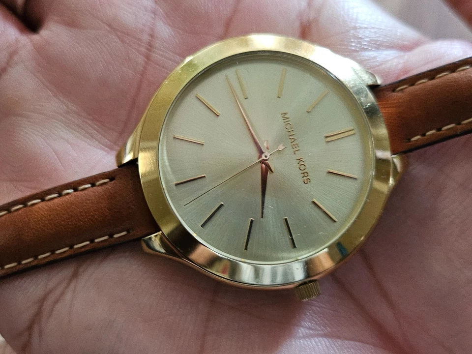 Reloj Michael Kors para mujer pasarela delgado MK2256 esfera dorada correa de cuero marrón Foto 1 de 4