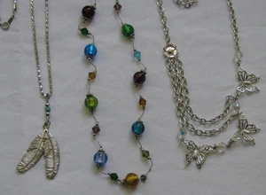VINTAGE -JETZT*3 FAB Halsketten*Multi Glas-Schmetterlinge-Federn-silberfarben - Bild 1 von 7