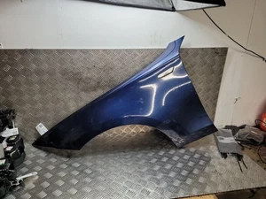 BMW SERIE 1 E81 08-11 ALERÓN DELANTERO LADO PASAJERO IZQUIERDO EN A76 AZUL MARINO PROFUNDO - Imagen 1 de 6