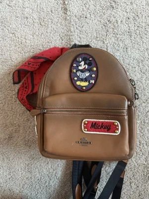 COACH X DISNEY - Mini Mochila Edición Limitada Foto 1 de 4