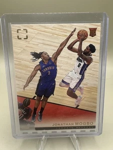 2024-25 Panini Photogenic Jonathan Mogbo Rookie Card Toronto Raptors #176 NBA RC - Bild 1 von 2