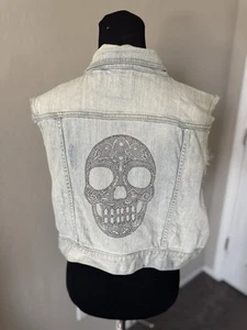 Chaqueta de mezclilla Torrid sin mangas de mezclilla con calavera bordada en la espalda talla 1 - Imagen 1 de 7