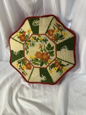 Винтажная подушка для вышивания с цветочным узором 12 восьмиугольник с красной бархатной спинкой - Изображение 1 из 4