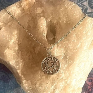 Nuevo - Collar Colgante Zodiaco Géminis Gemelos Estampado Plata de Ley en Cadena de 24" - Imagen 1 de 7