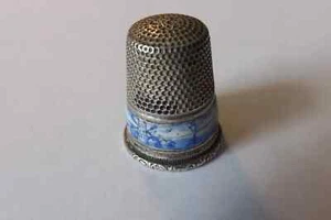 SOLID SILVER AND DELFT PANEL DEPICTING WINDMILLS THIMBLE 2.25CMS (4169) - Picture 1 of 9