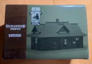Hallmark Lionel Great American Railways Oceanside Depot QHT3501 nuovo con scatola - Foto 1 di 5