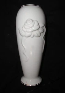 LENOX FINE CHINA OFF WHITE & GOLD ROSE BLOSSOM FLOWER BUD 6" VASE - Picture 1 of 8
