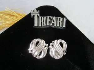 BEAUTIFUL ORIGINAL VINTAGE MCM DESIGNER SIGNED TRIFARI CLIP-ON EARRINGS - Picture 1 of 11