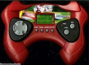 TOY QUEST ELEKTRONISCHES FUSSBALL HANDHELD-VIDEOSPIEL LCD FX ROT kostenlose Batterien FUNKTIONIERT - Bild 1 von 1