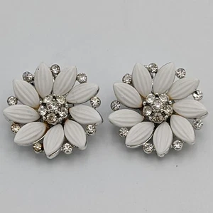 Orecchini Vintage Lisner Fiore Bianco Termoset e Strass Clip On - Foto 1 di 12