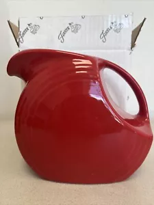 Fiesta® Brocca a disco grande 2 litri rosso scarlatto 67 1/4 oz Homer Laughlin China Co - Foto 1 di 8