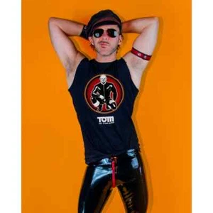 TOM OF FINLAND THE RUBBER MAN HERREN T-SHIRT SCHWARZ T-SHIRT GAY KULTUR T-SHIRT - Bild 1 von 8