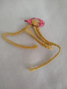 Pieza de cabello rubio vintage de la década de 1970 de Barbie trenzas largas con barra rosa - Imagen 1 de 3